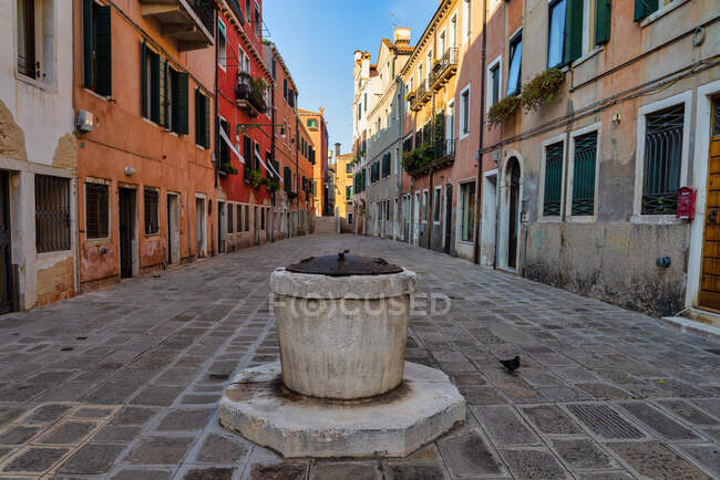 Alter Brunnen und Häuser in Cannaregio in Venedig, Venetien, Italien — Stockfoto