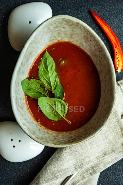 Schüssel Gazpacho-Suppe mit Basilikumblättern — Stockfoto