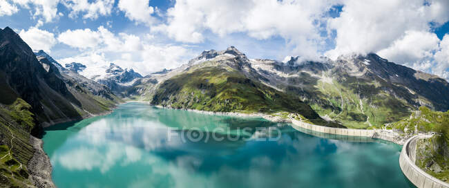 Veduta aerea del lago Mooserboden e della diga, Kaprun High Mountain reservoirs, Salisburgo, Austria — Foto stock