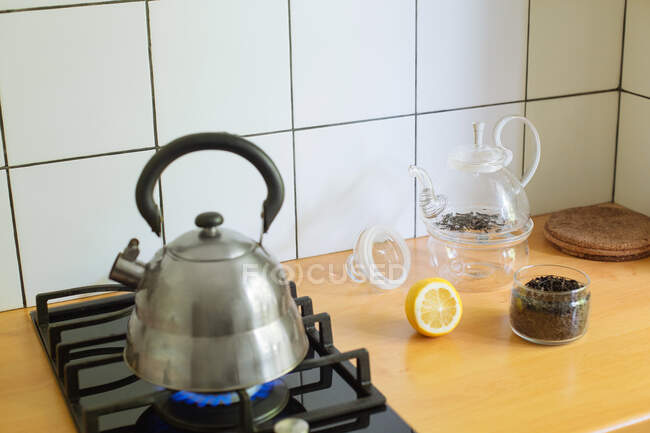 Tee und Zitrone in der Küche zubereiten — Stockfoto