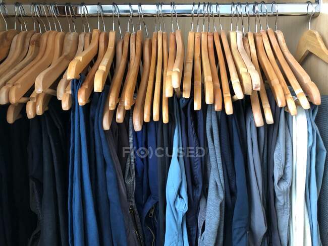 Magasin de vêtements dans la boutique — Photo de stock