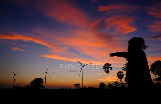 Due bambini che puntano alle turbine eoliche, Jeneponto Regency, Provincia di Sulawesi Sud, Indonesia — Foto stock