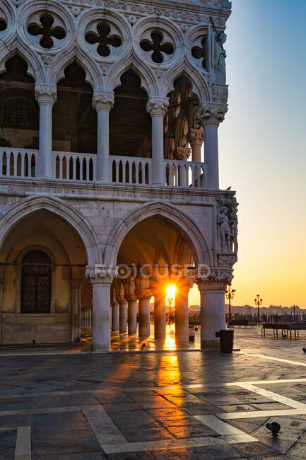 Dogenpalast bei Sonnenaufgang, Markusplatz, Venedig, Venetien, Italien — Stockfoto