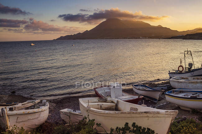 Barcos de pesca na praia ao pôr do sol, com a montanha Los Frailes à distância, Cabo de Gata, Almeria, Andaluzia, Espanha — Fotografia de Stock