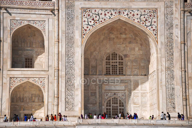Turistas em frente ao Taj Mahal, Agra, Uttar Pradesh, Índia — Fotografia de Stock