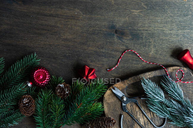 Adornos de Navidad en una mesa de madera - foto de stock