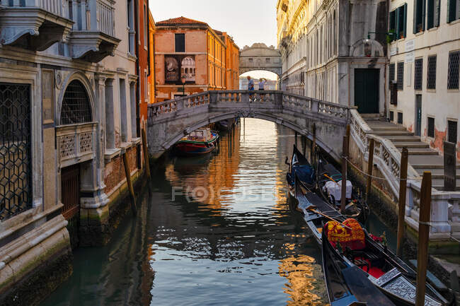 Touristen gehen über Brücke, Venedig, Venetien, Italien — Stockfoto