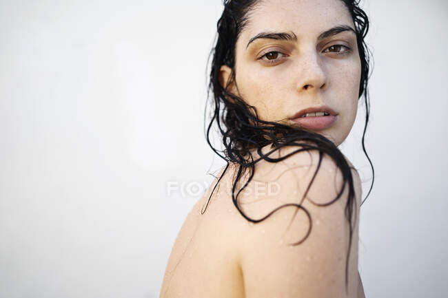 Retrato de uma bela jovem com cabelo molhado — Fotografia de Stock