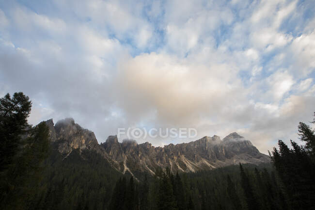 Paisaje de montaña al atardecer, Dolomitas, Italia - foto de stock