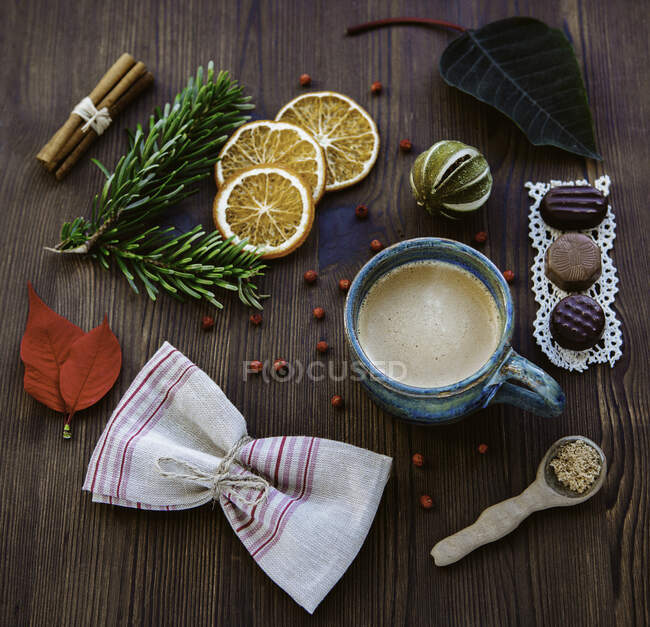 Tazza di caffè con cioccolatini, frutta secca e decorazioni natalizie — Foto stock