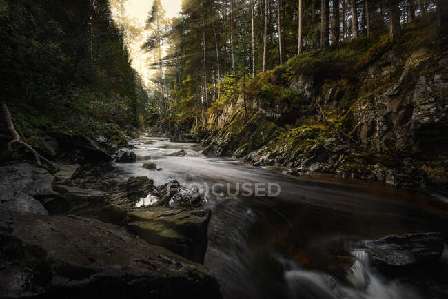 River Pattack a través del paisaje rural, Scottish Highlands, Escocia, Reino Unido - foto de stock