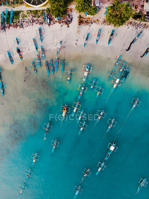 Luftaufnahme traditioneller Fischerboote am Strand und vor Anker im Meer, Pangandaran Regency, Westjava, Indonesien — Stockfoto