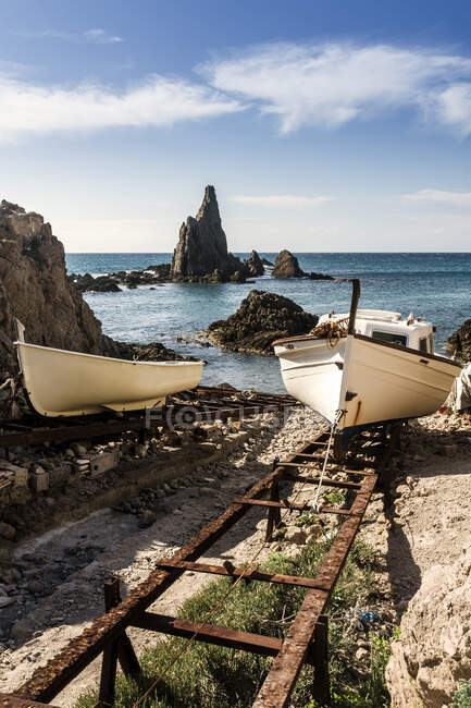 Fischerboote in der Bucht Las sirenas, Cabo de Gata, Almeria, Andalusien, Spanien — Stockfoto