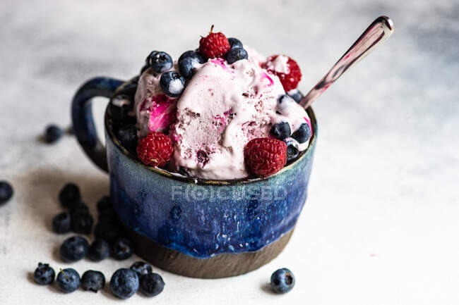 Summer dessert with ice cream, blueberries, raspberries and bilberries — Stock Photo