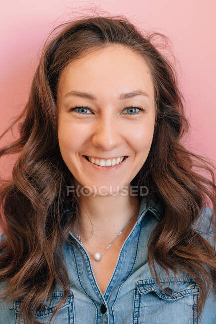 Porträt einer lächelnden Frau — Stockfoto