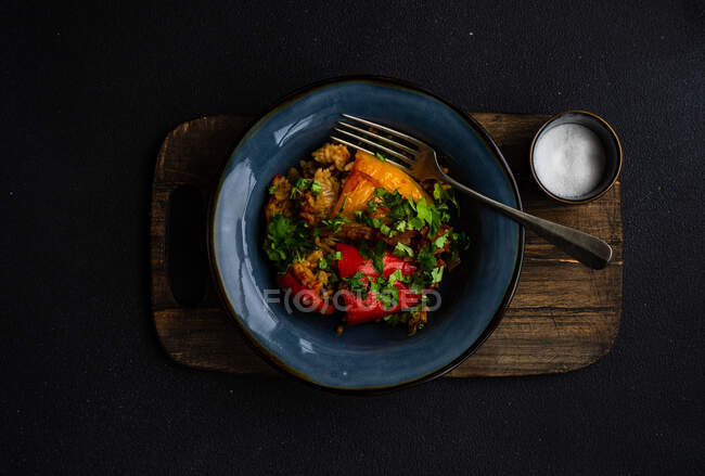 Pimientos rellenos con arroz, zanahoria y tomate - foto de stock