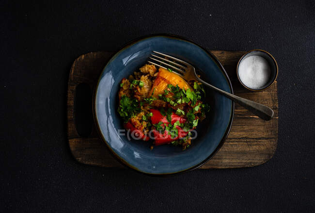 Poivrons farcis au riz, carotte et tomate — Photo de stock