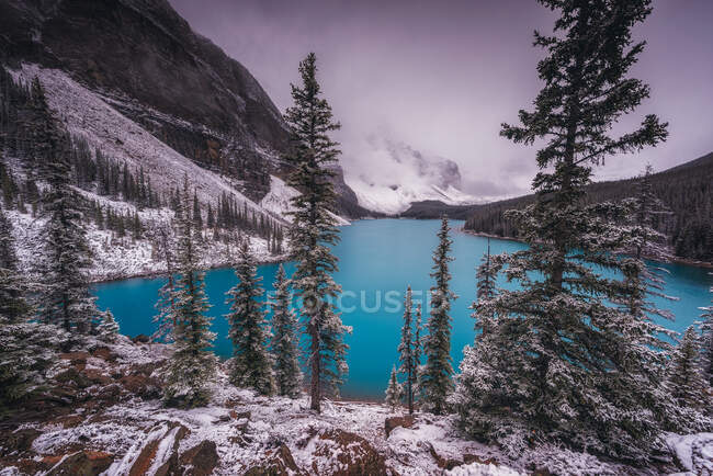 Lago Moraine em Valley of the Ten Peaks, Alberta, Canadá — Fotografia de Stock