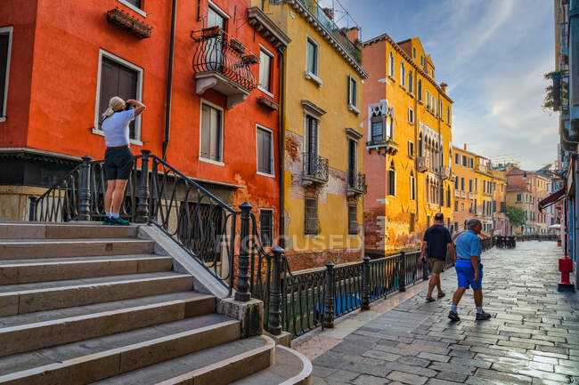 Tourists walking through city, Venice, Veneto, Italy — Stock Photo