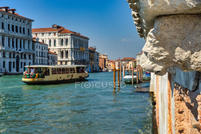 Grande Canal com balsa de vaporetto, Veneza, Veneto, Itália — Fotografia de Stock