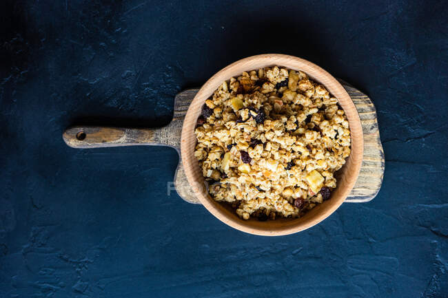Overhead view of a bowl of banana and blueberry granola — Stock Photo