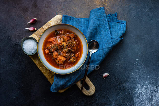 Традиционный мясной и свекольный суп — стоковое фото