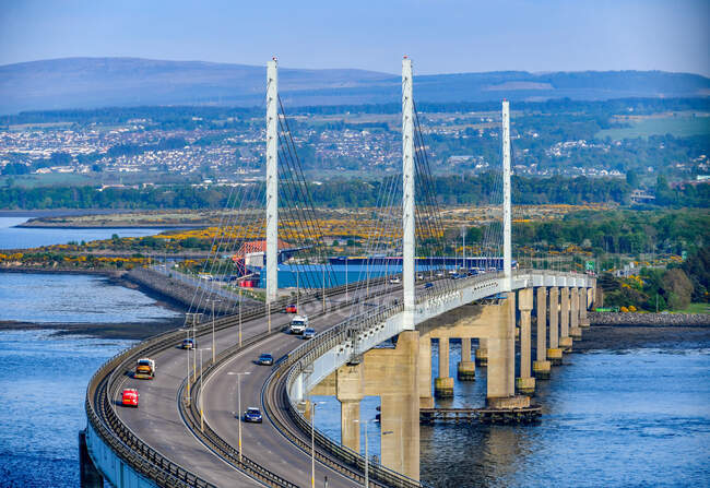 Carros que conduzem através de Kessock Bridge, Kessock, Inverness, Scottish Highlands, Escócia, Reino Unido — Fotografia de Stock