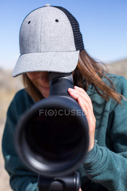 Жінка дивиться крізь помітний масштаб, штат Вайомінг, США — стокове фото