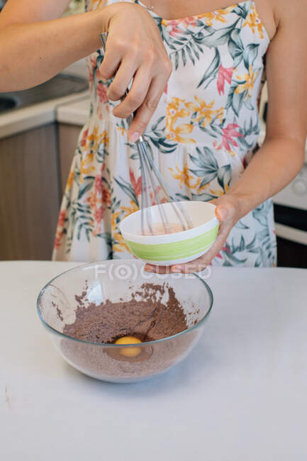 Mulher de pé na cozinha assar um bolo — Fotografia de Stock