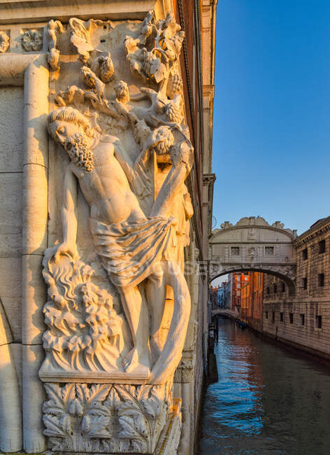 Relief sculpture on Doge's Palace, palace, Italian Culture, Venice, Veneto, Italy — Stock Photo