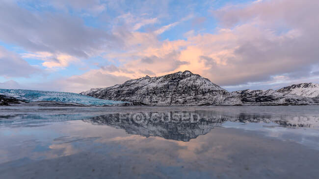 Jokulsarlon lagoa reflexões, Vatnajokull Glacier National Park, Islândia — Fotografia de Stock