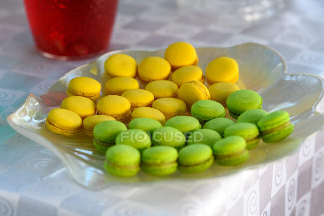Limão e pistache Macaroons em prato de serviço — Fotografia de Stock