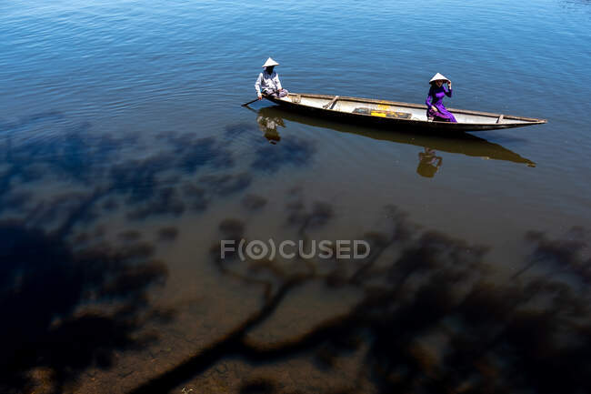 Due donne in abiti tradizionali sedute in barca, Vietnam — Foto stock