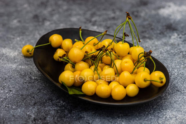 Bowl of Ripe organic yellow cherries — Stock Photo