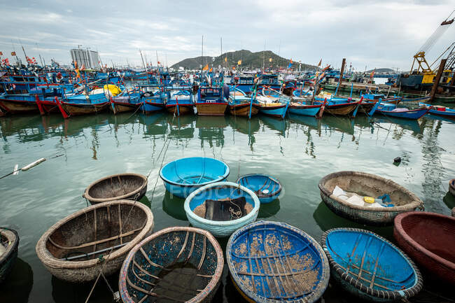 Barche da pesca tradizionali ormeggiate in un porto, Vietnam — Foto stock