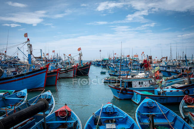 Barche da pesca tradizionali ormeggiate in un porto, Vietnam — Foto stock