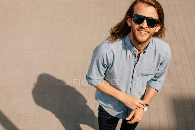 Portrait of a smiling man standing in the street, Russia — Stock Photo