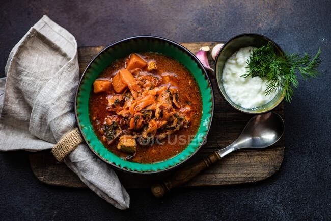 Sopa tradicional de carne y remolacha - foto de stock