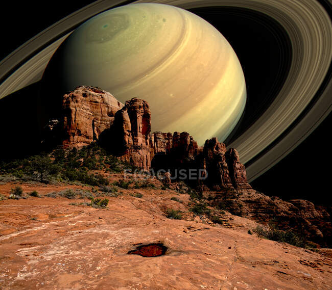 Vista conceptual de Saturn Rising detrás de Cathedral Rock, Sedona, Arizona, EE.UU. - foto de stock