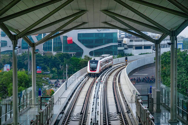 Zug nähert sich Boulevard Utarra Station, Jakarta, Indonesien — Stockfoto