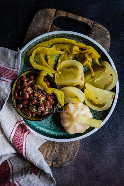 Traditional Georgian lobio dish with chili and fermented vegetables — Stock Photo