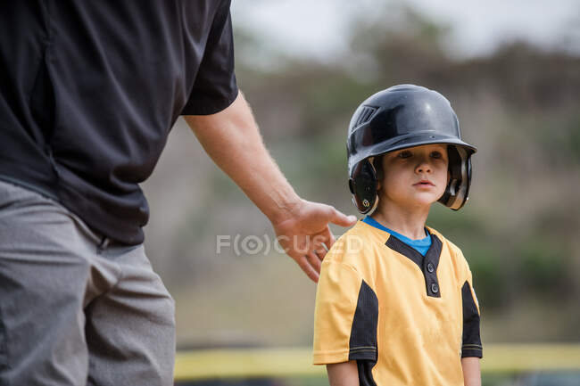 Retrato de un niño listo para jugar béisbol, California, EE.UU. - foto de stock