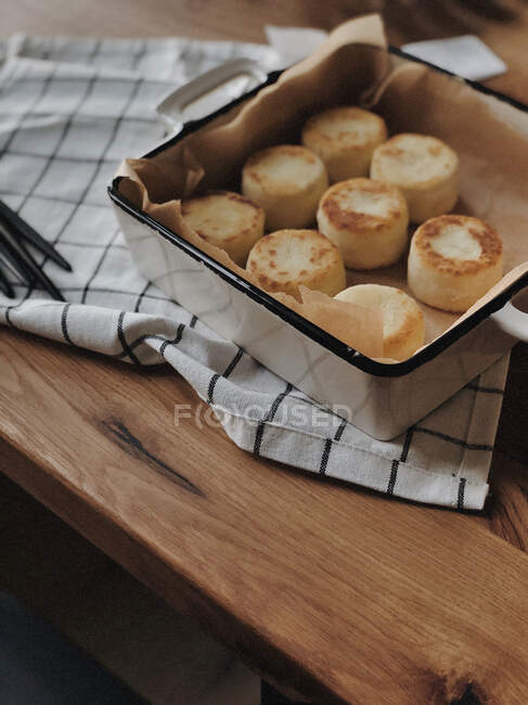 Primer plano de tartas de queso hechas en casa en un plato - foto de stock