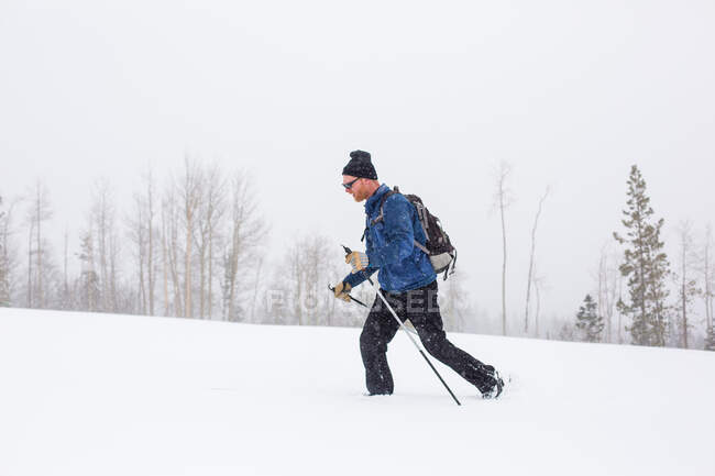 Man cross-country skiing in deep snow, Wyoming, USA — Stock Photo