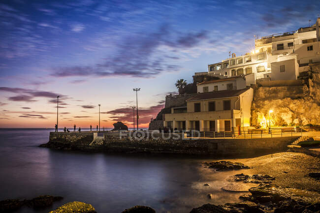 Silhueta de pescadores ao pôr do sol, The Cove Harbour, Salobrena, Granada, Andaluzia, Espanha — Fotografia de Stock