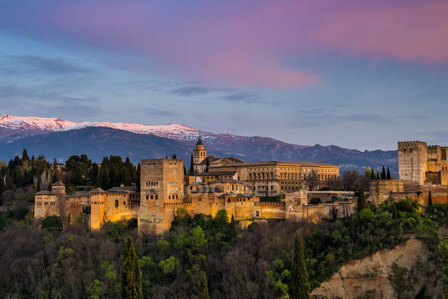Der Alhambra Palast bei Sonnenuntergang, Granada, Andalusien, Spanien — Stockfoto