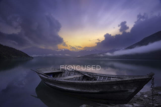 Barco em Lago di Santa Croce ao pôr do sol, Belluno, Veneto, Itália — Fotografia de Stock
