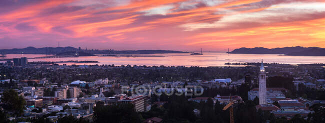 City skyline at sunset, San Francisco Bay Área, California, Estados Unidos - foto de stock
