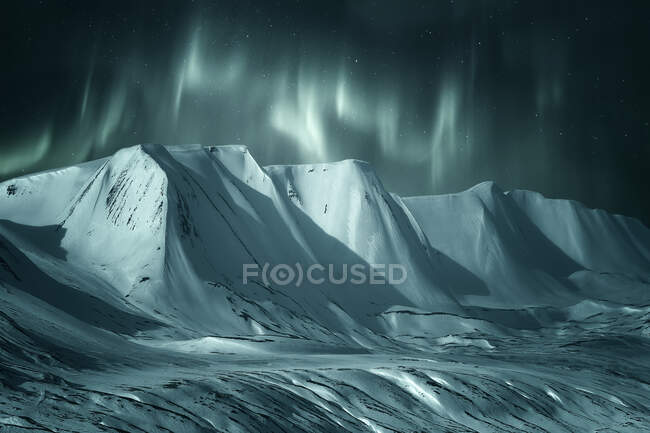 Nordlichter über verschneiten Bergen, Island — Stockfoto