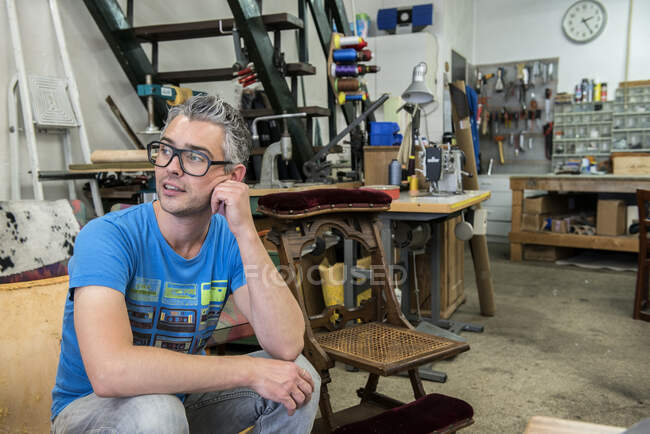 Portrait of a carpenter in a furniture carpenting workshop, Tilburg, Noord-Brabant, Netherlands — Stock Photo